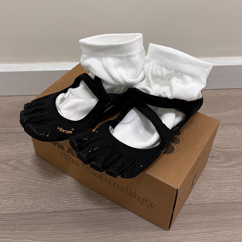 Kavifo SoleFlow™ barefoot flats shown in black with minimalist design, flexible sole, and lightweight construction.